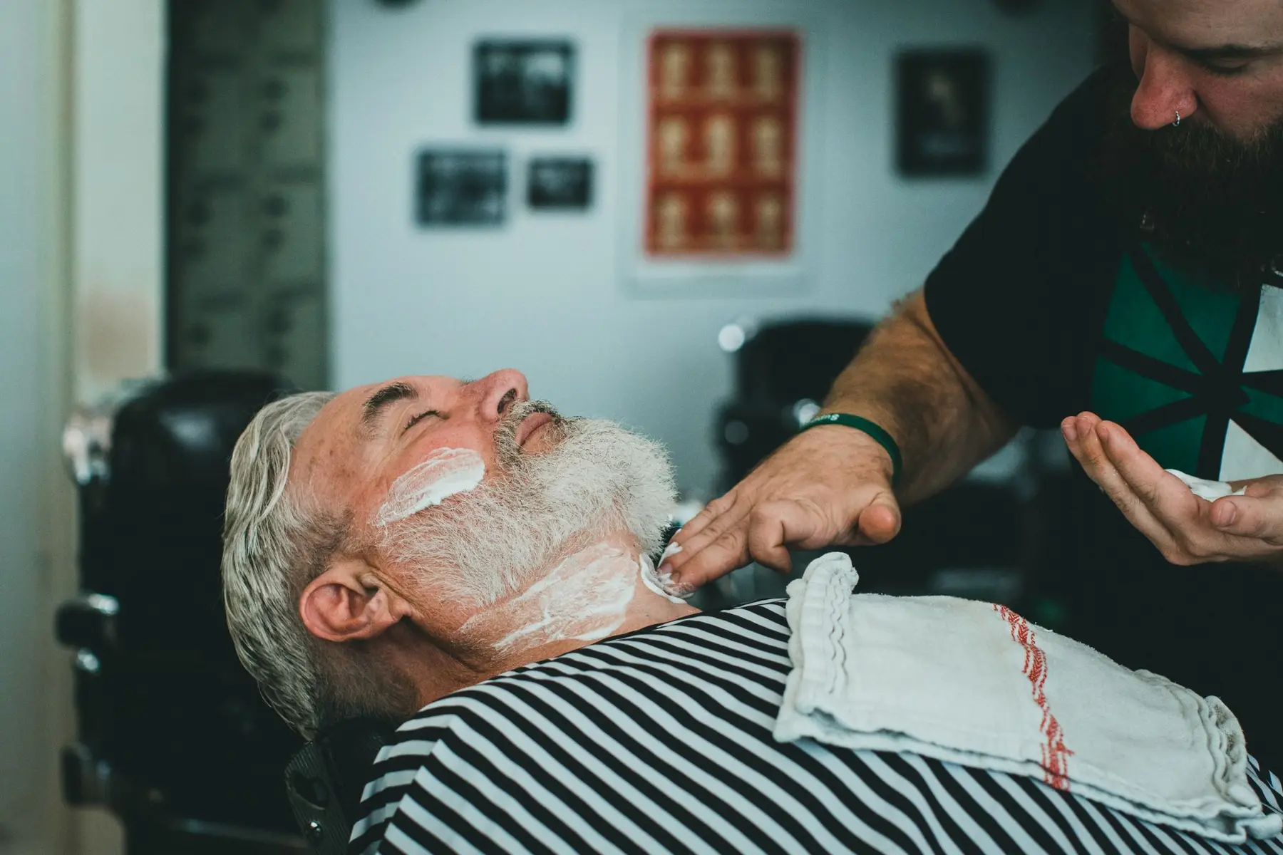 Barbeiro a trabalhar na barbearia