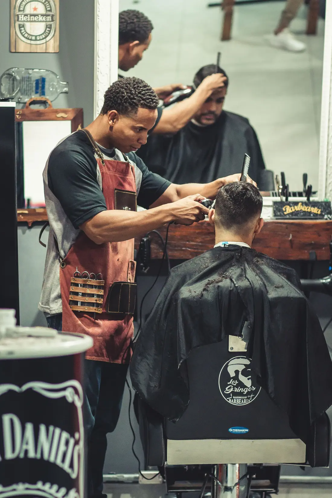 Corte com máquina, visto de trás