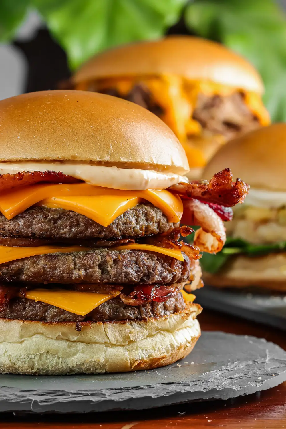 Smash burger triplo com cheddar e bacon, de perto