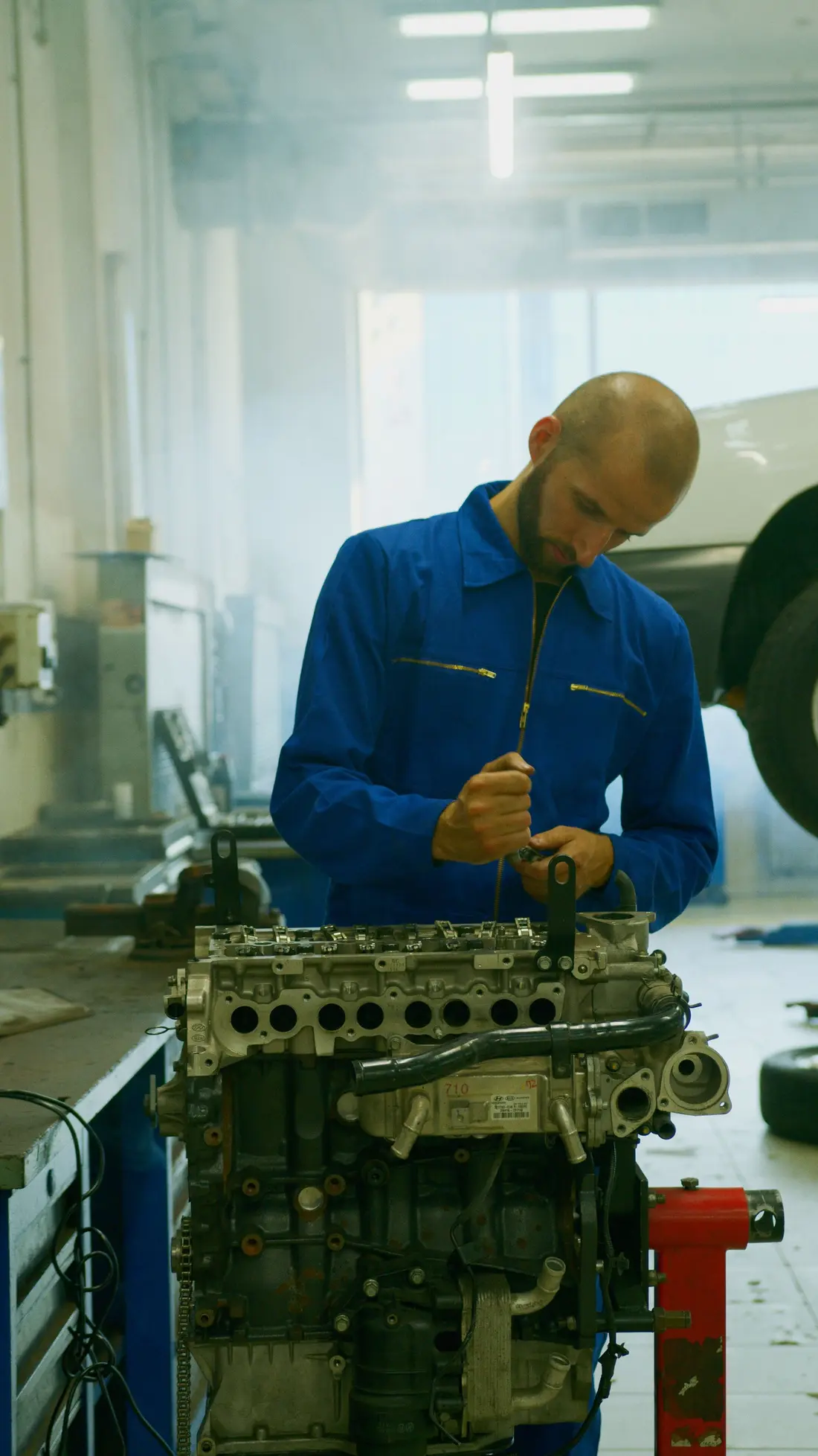 Mecânico a trabalhar num motor
