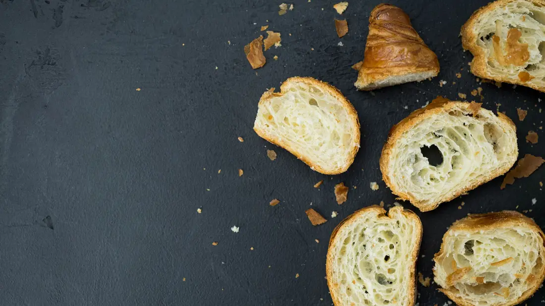 Croissants cortados ao meio, com a massa folhada à vista