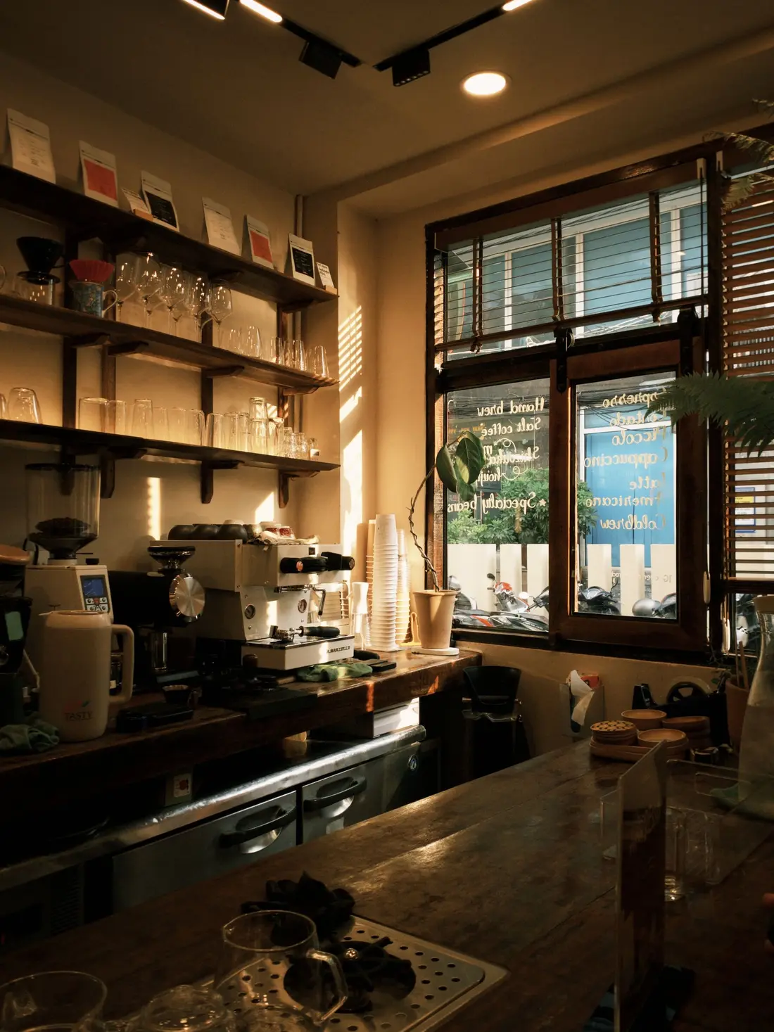 Interior da pastelaria com luz da manhã