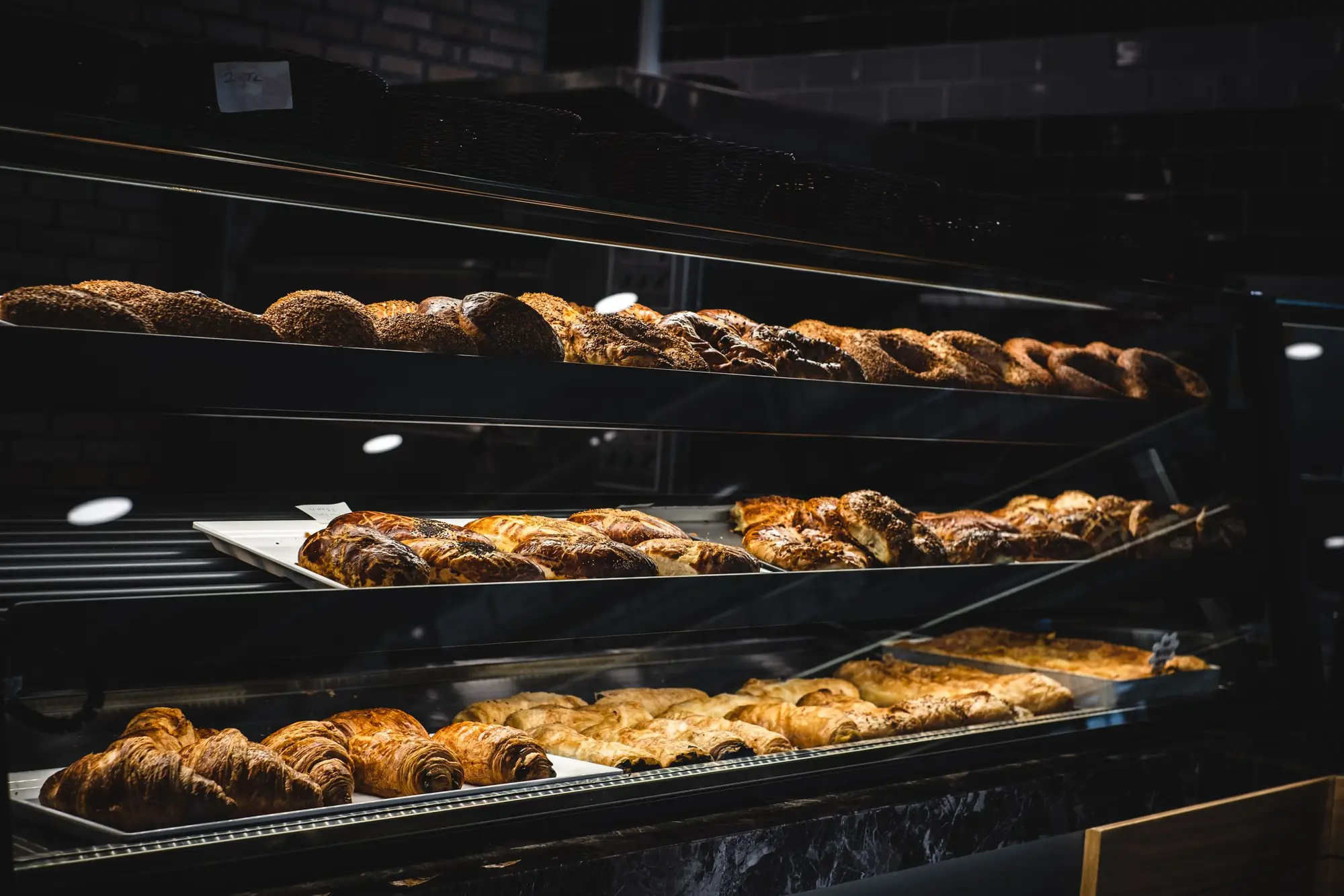 Vitrine com croissants e bolos