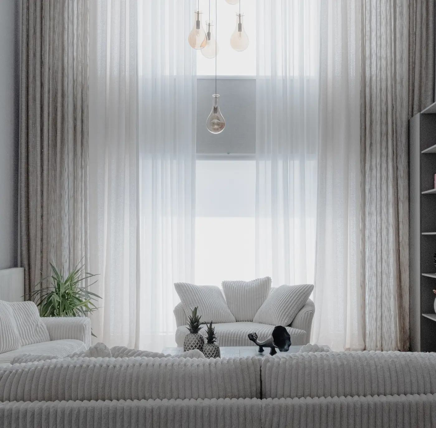 Sala branca com cortinas leves e sofá