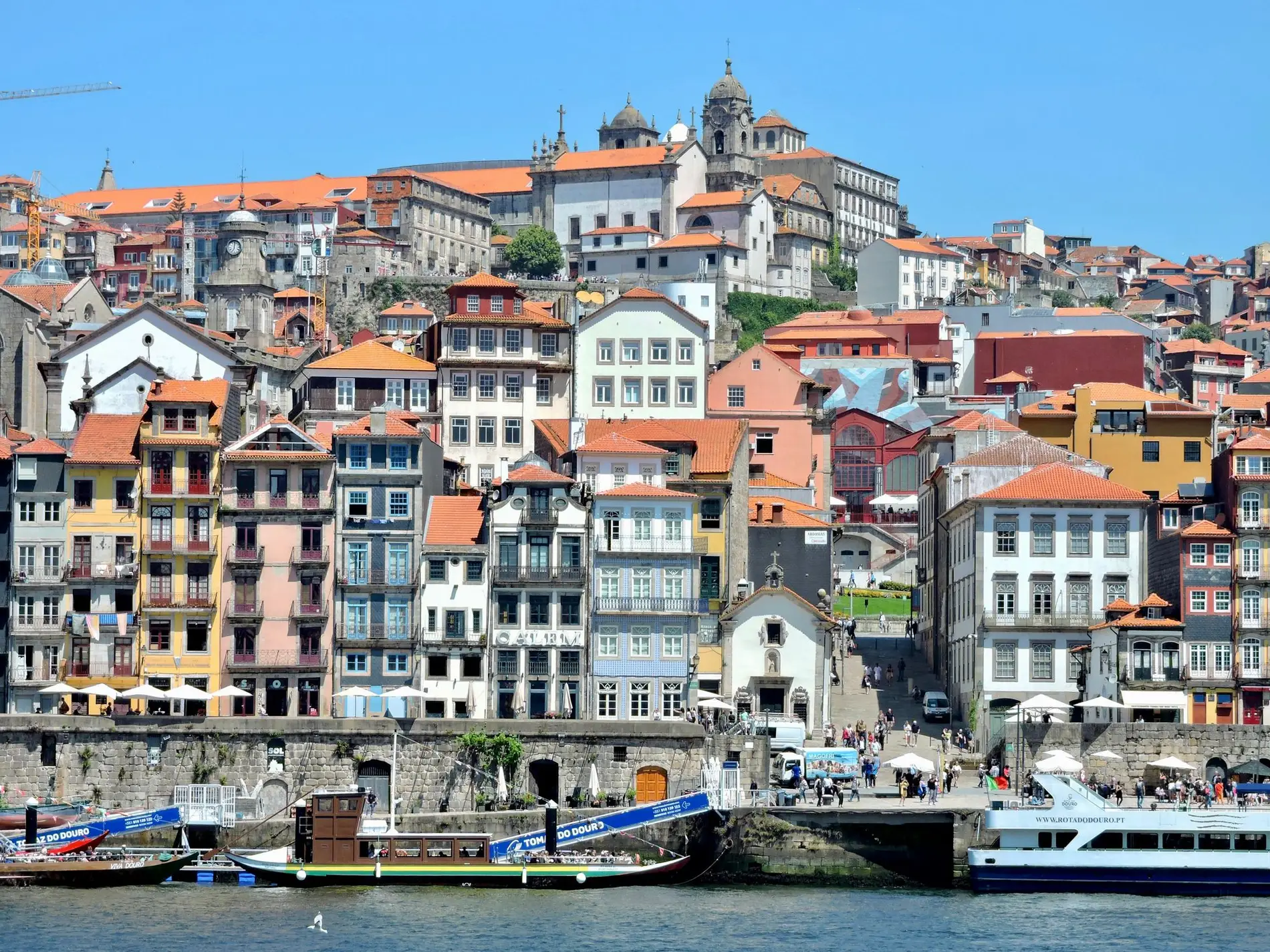 Casas coloridas da Ribeira do Porto sobre o rio
