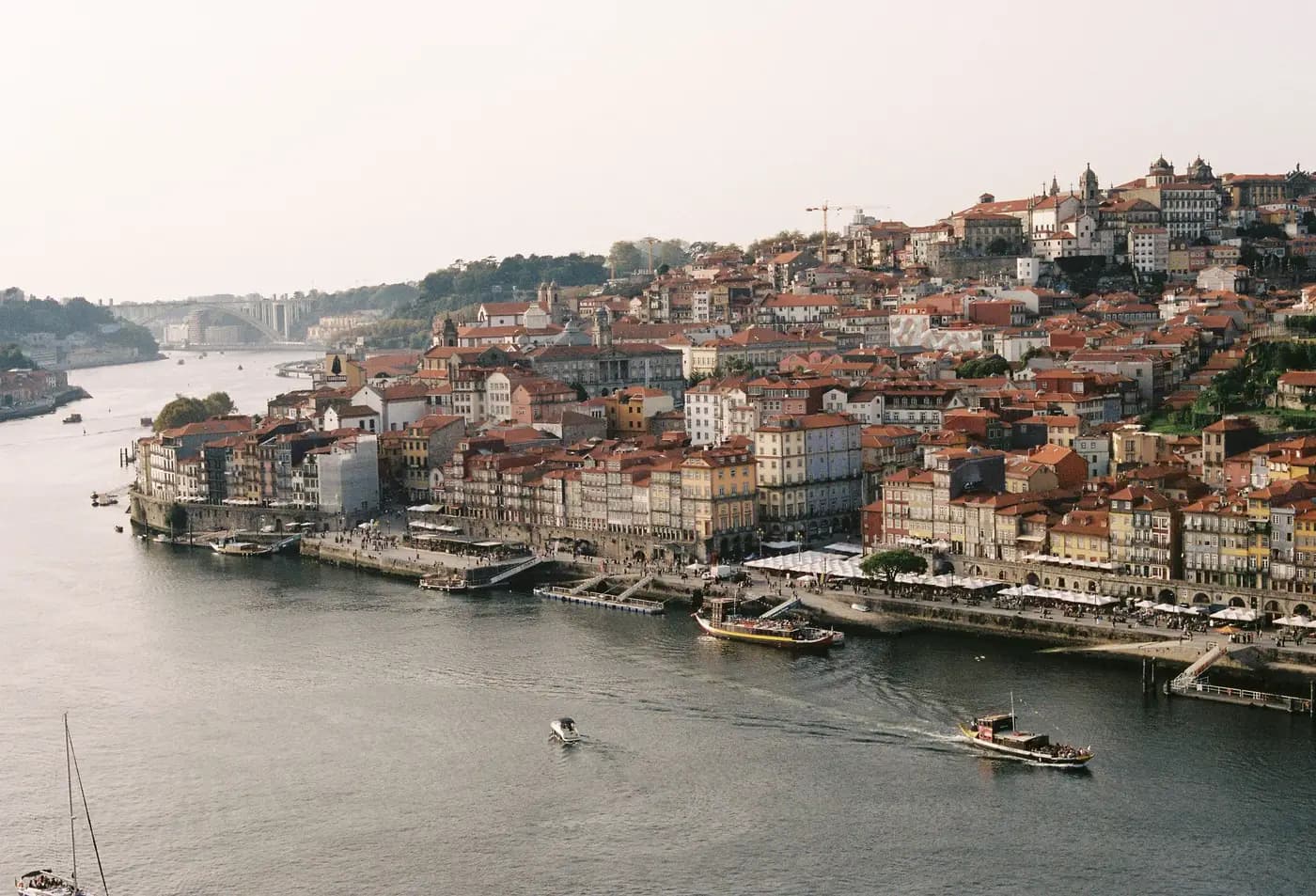 O Douro e a Ribeira vistos do outro lado do rio