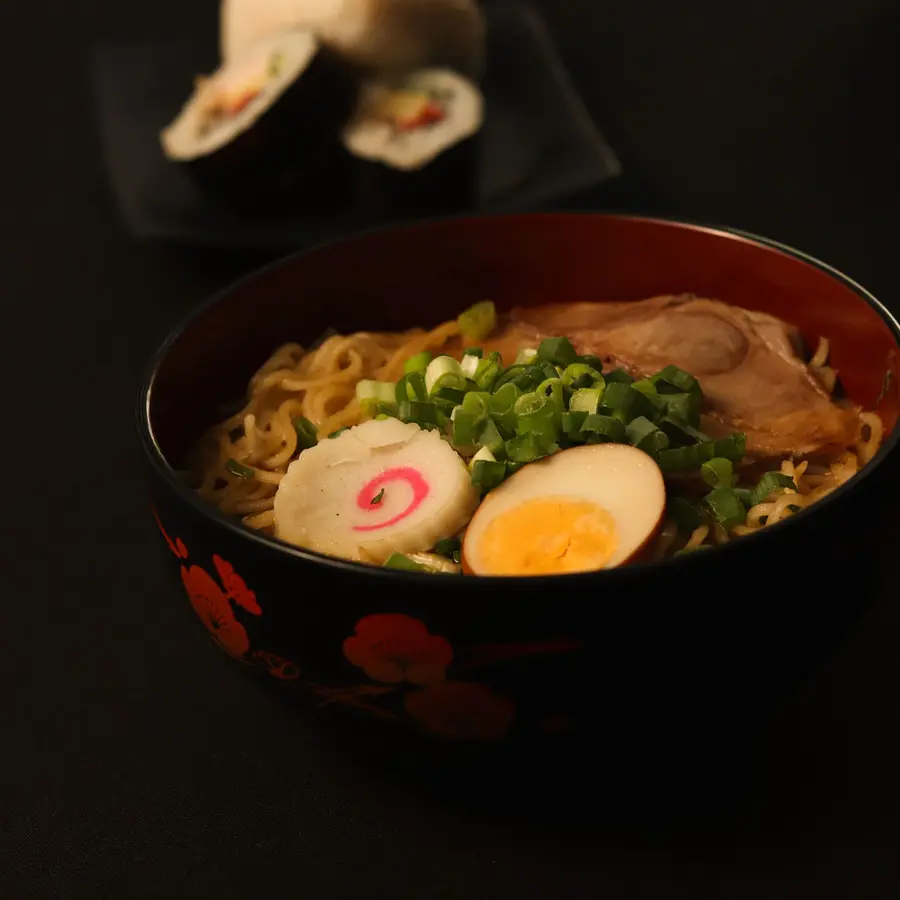 Taça de ramen miso com cebolinho e ovo