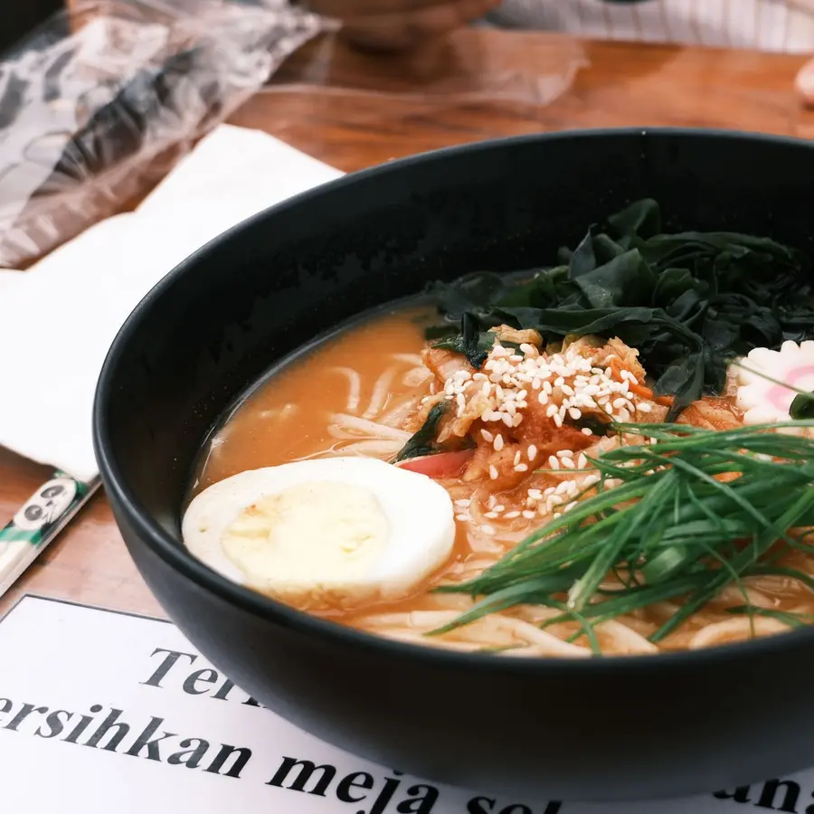 Ramen picante com caldo alaranjado