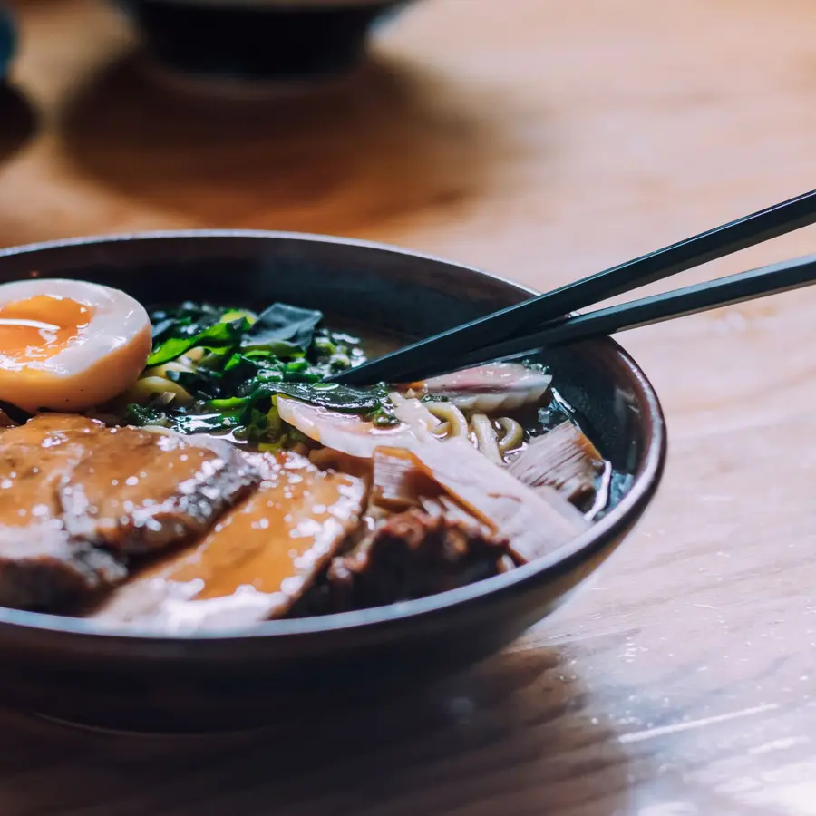 Ramen shoyu com novilho e ovo marinado