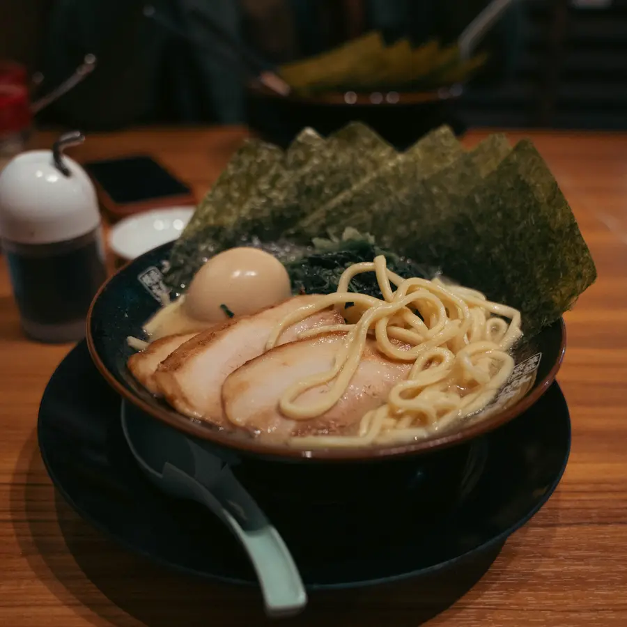 Ramen tonkotsu com chashu, ovo e alga nori