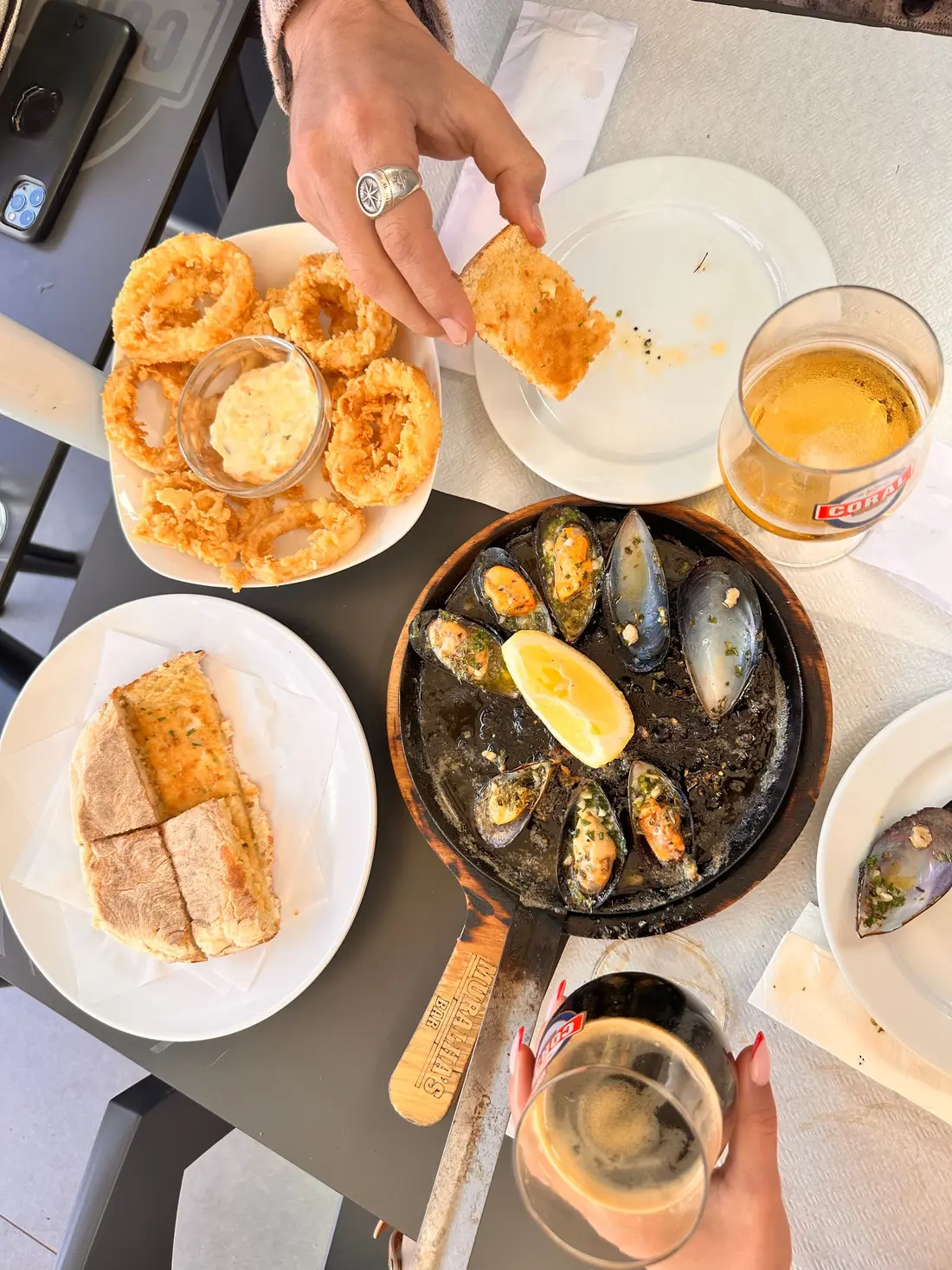 Mesa com mexilhões, lulas fritas e petiscos