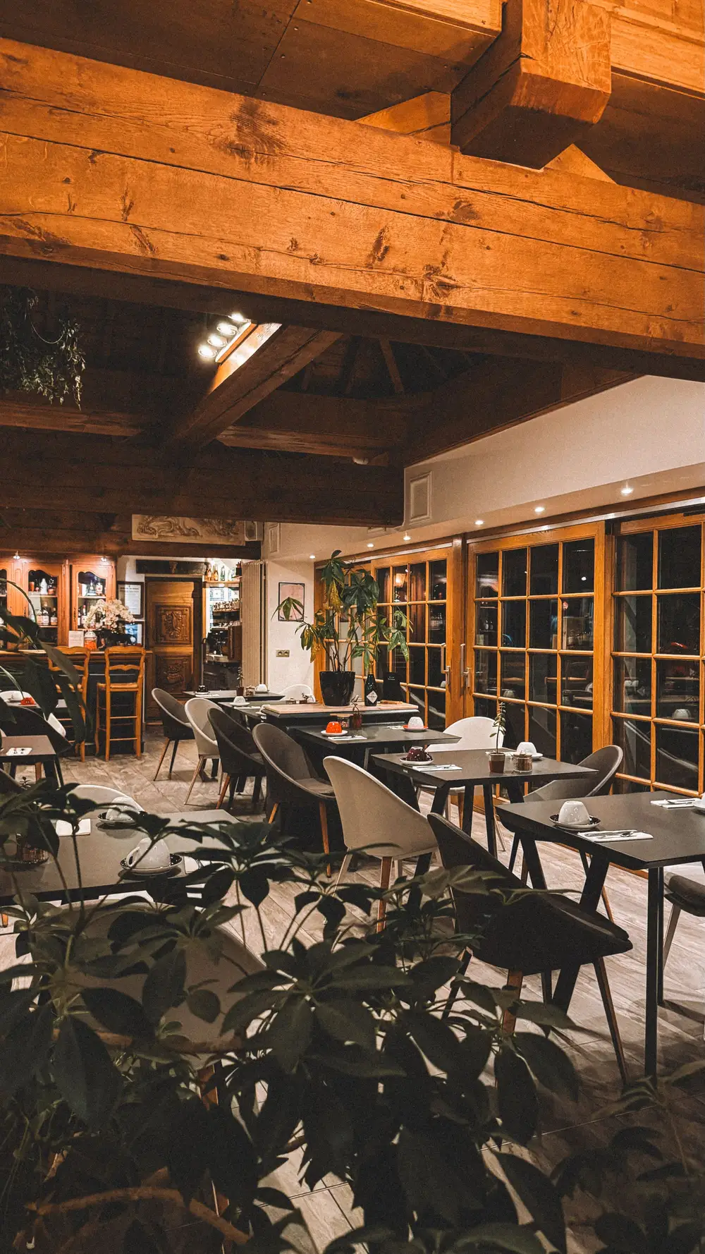 Sala do restaurante com mesas de madeira