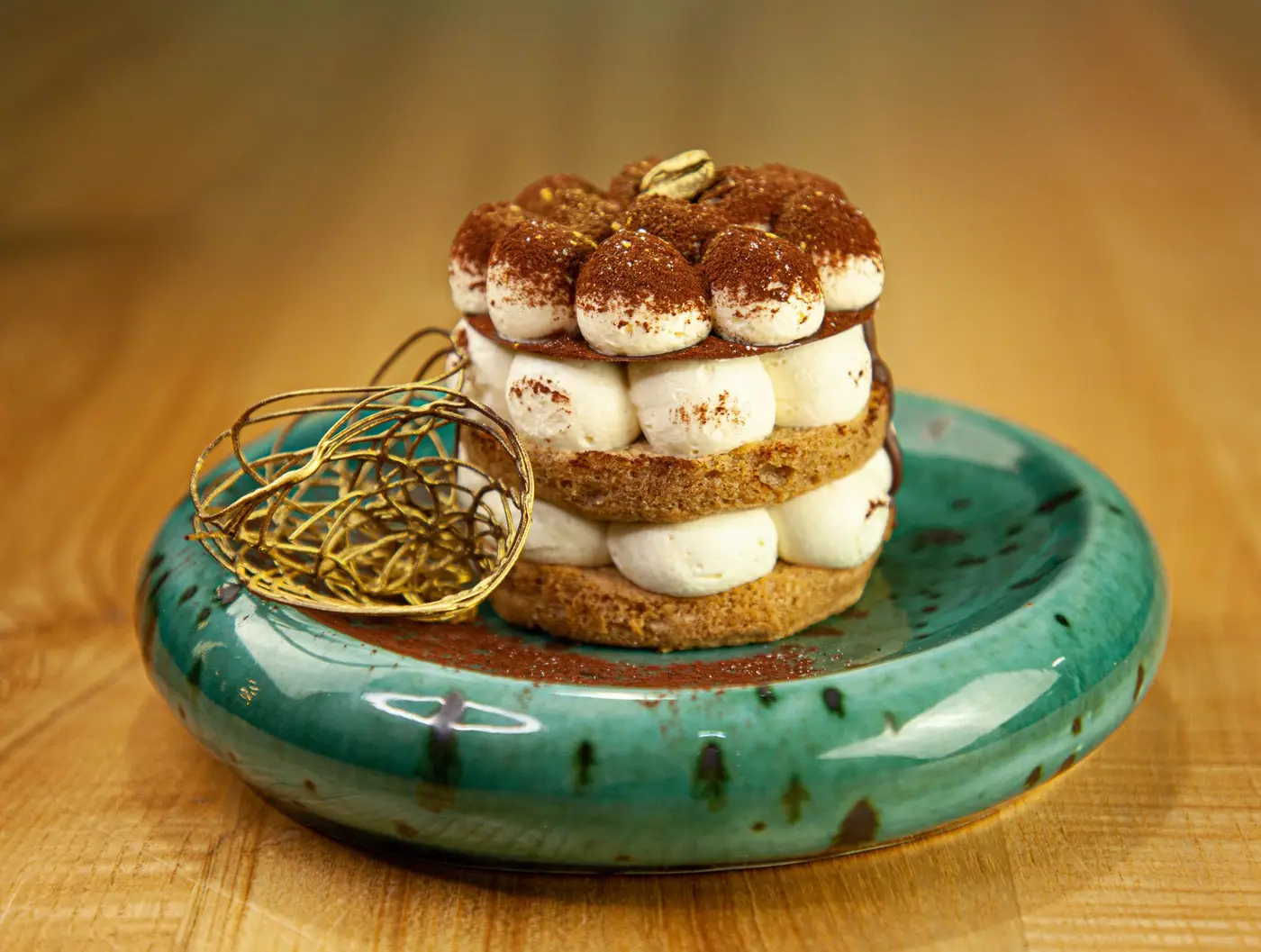 Tiramisù servido num prato de cerâmica