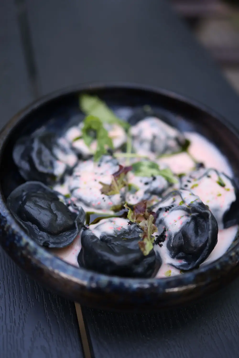 Tortellini com molho de manteiga numa taça escura