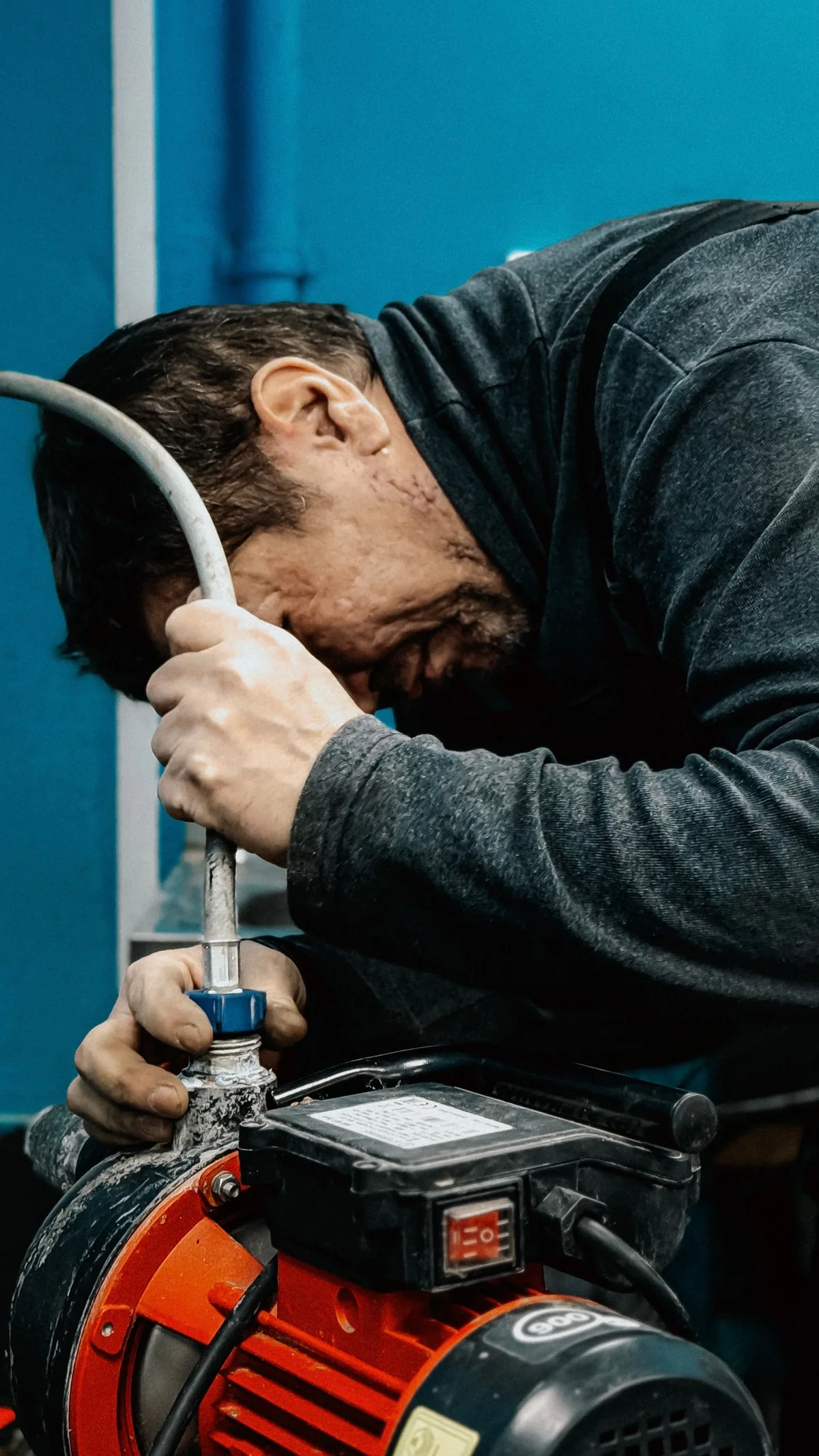 Canalizador a reparar uma torneira