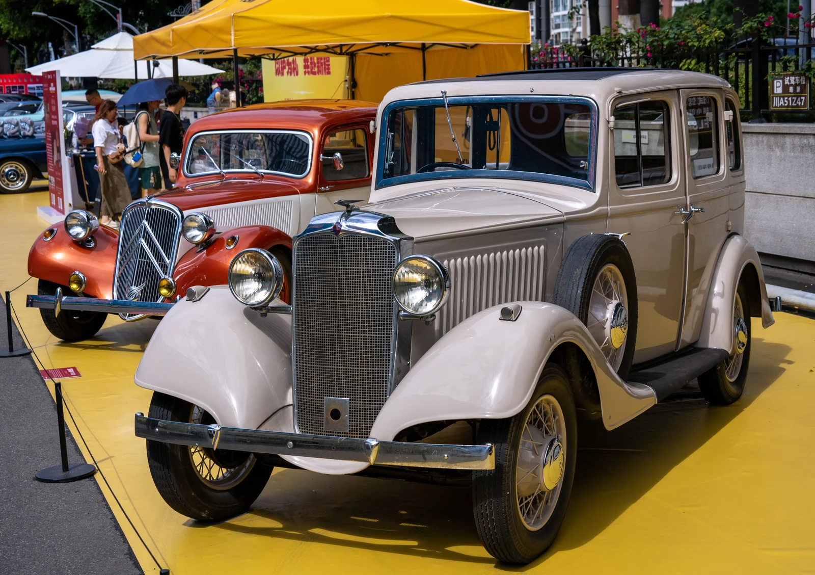 Carro dos anos 30 prateado numa exposição
