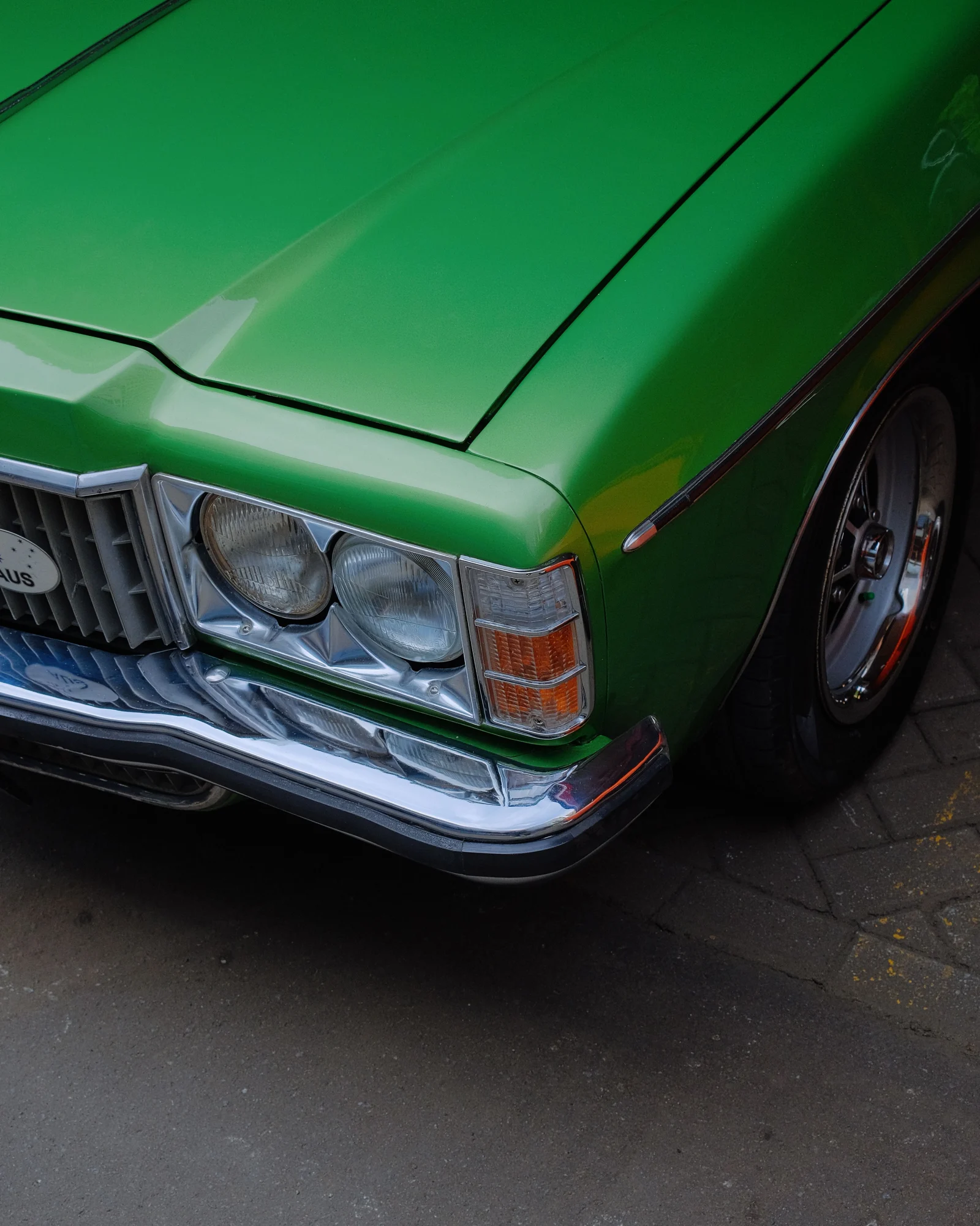 Frente de um carro clássico verde dos anos 70