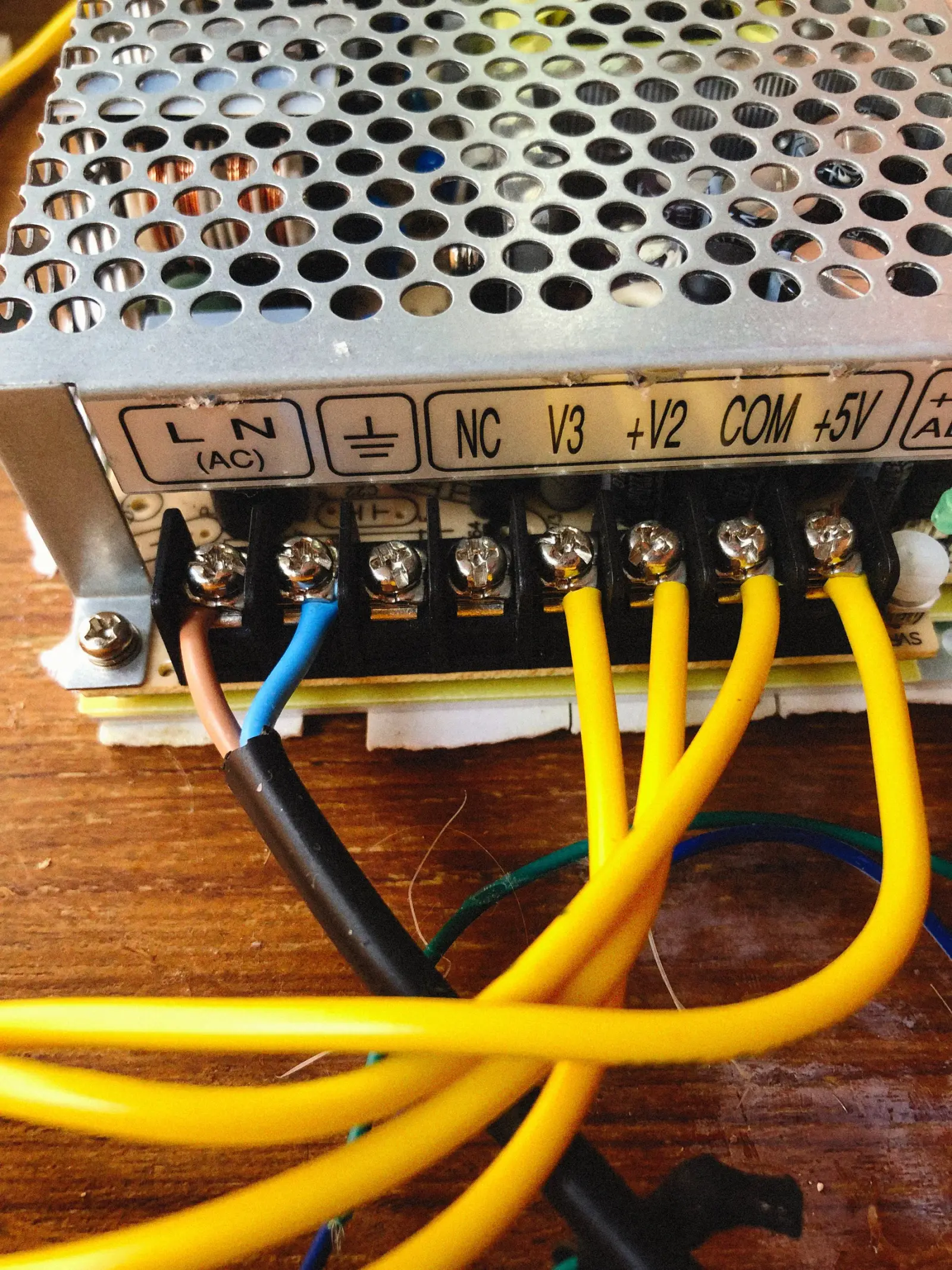 Fios amarelos ligados a um bloco de terminais