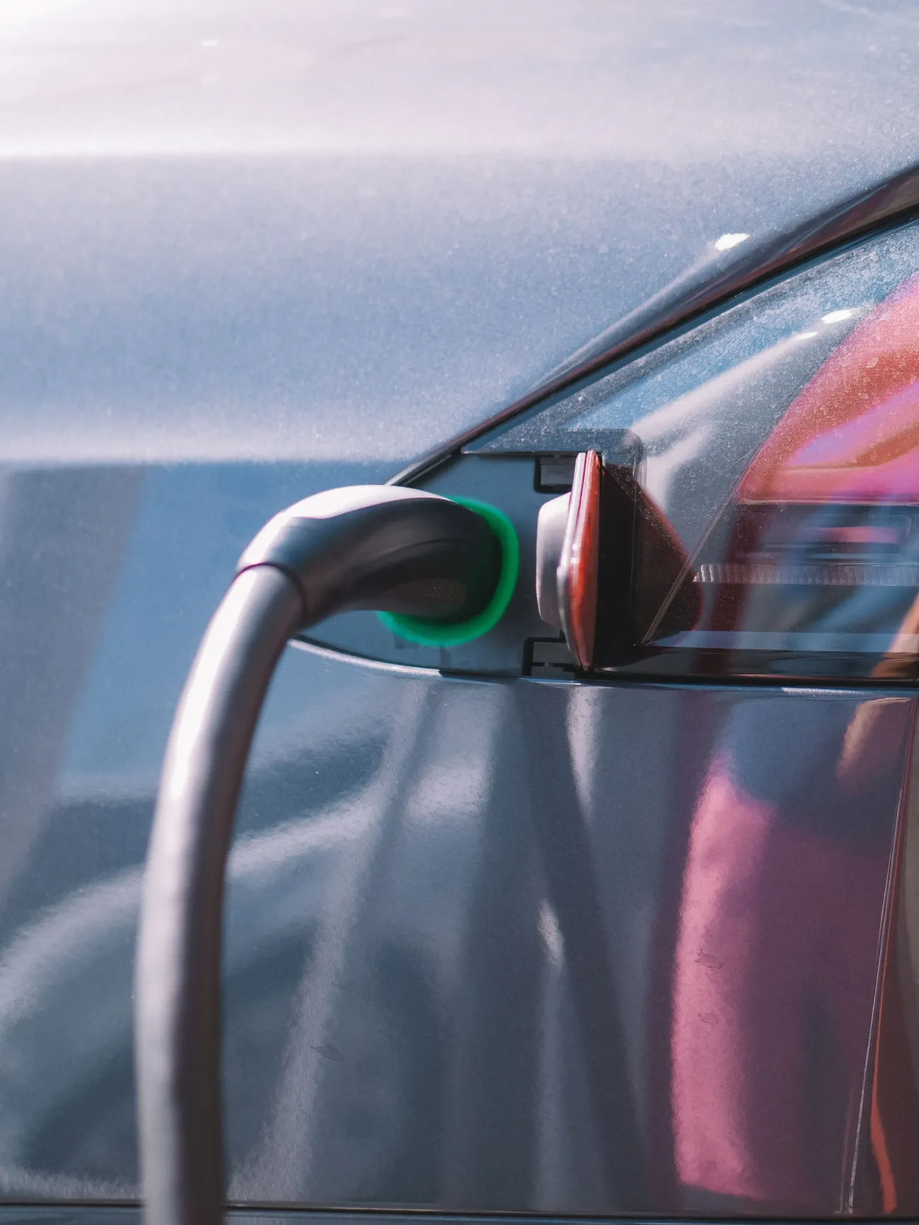Cabo de carregamento ligado a um carro elétrico