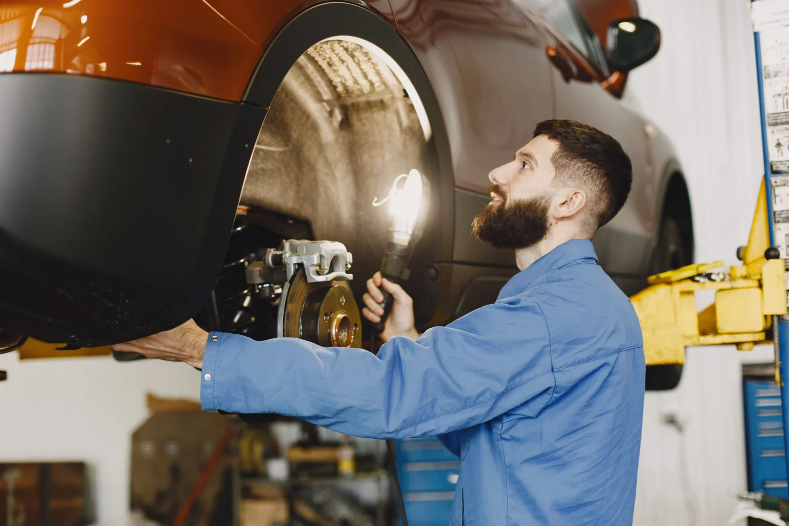 Mecânico a trabalhar debaixo de um carro