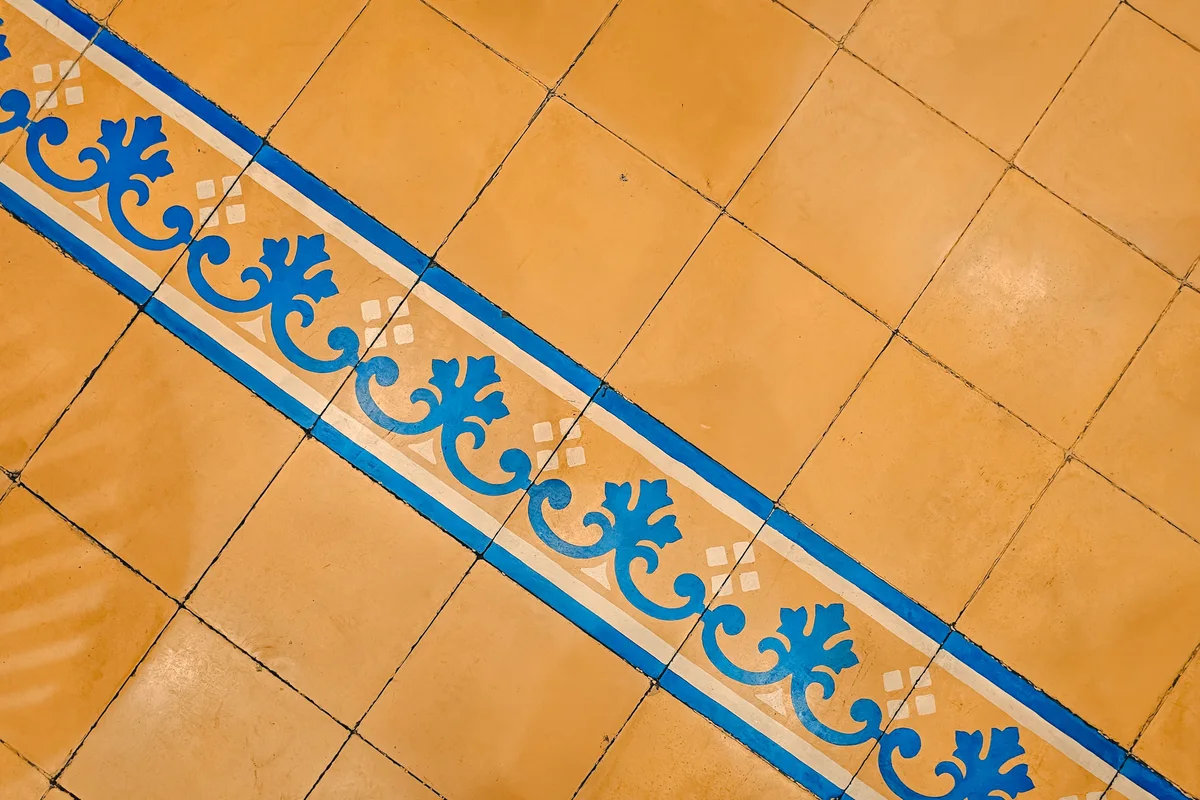 Azulejo português amarelo com friso azul
