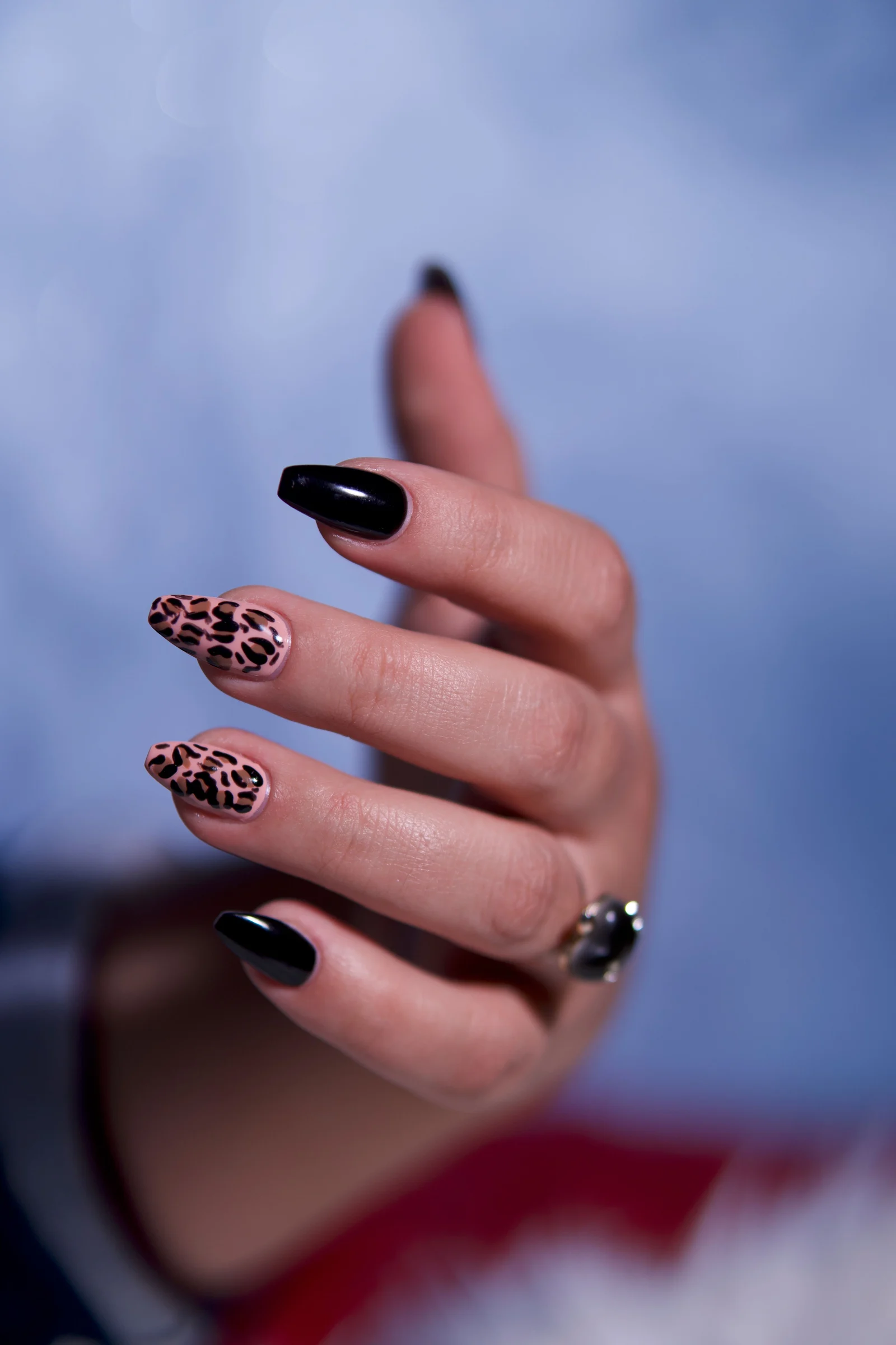 Unhas pretas com padrão leopardo