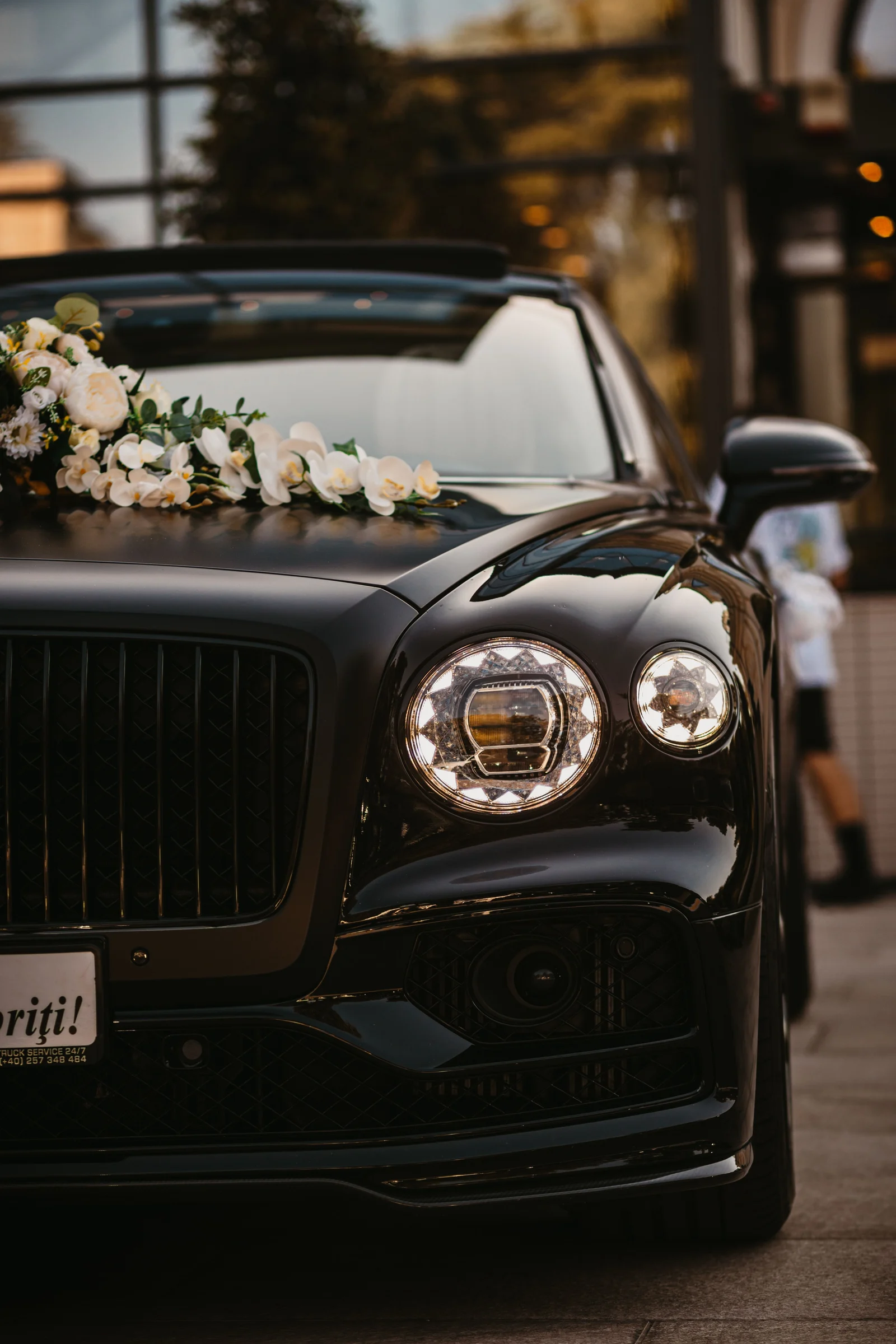 Frente de um carro preto brilhante