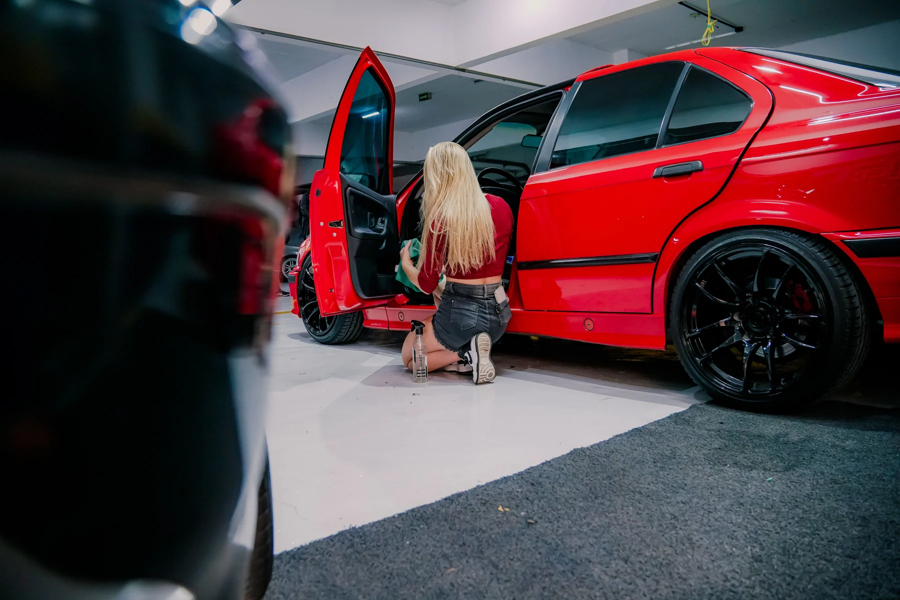 Carro desportivo vermelho a ser limpo num estúdio