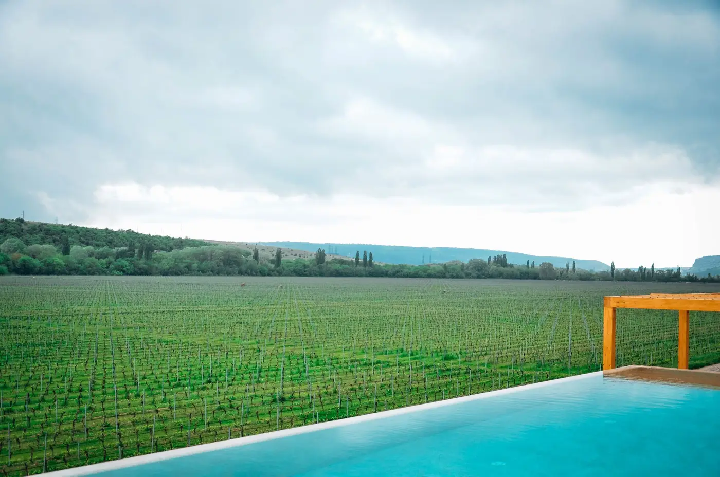 Piscina de borda infinita sobre os campos