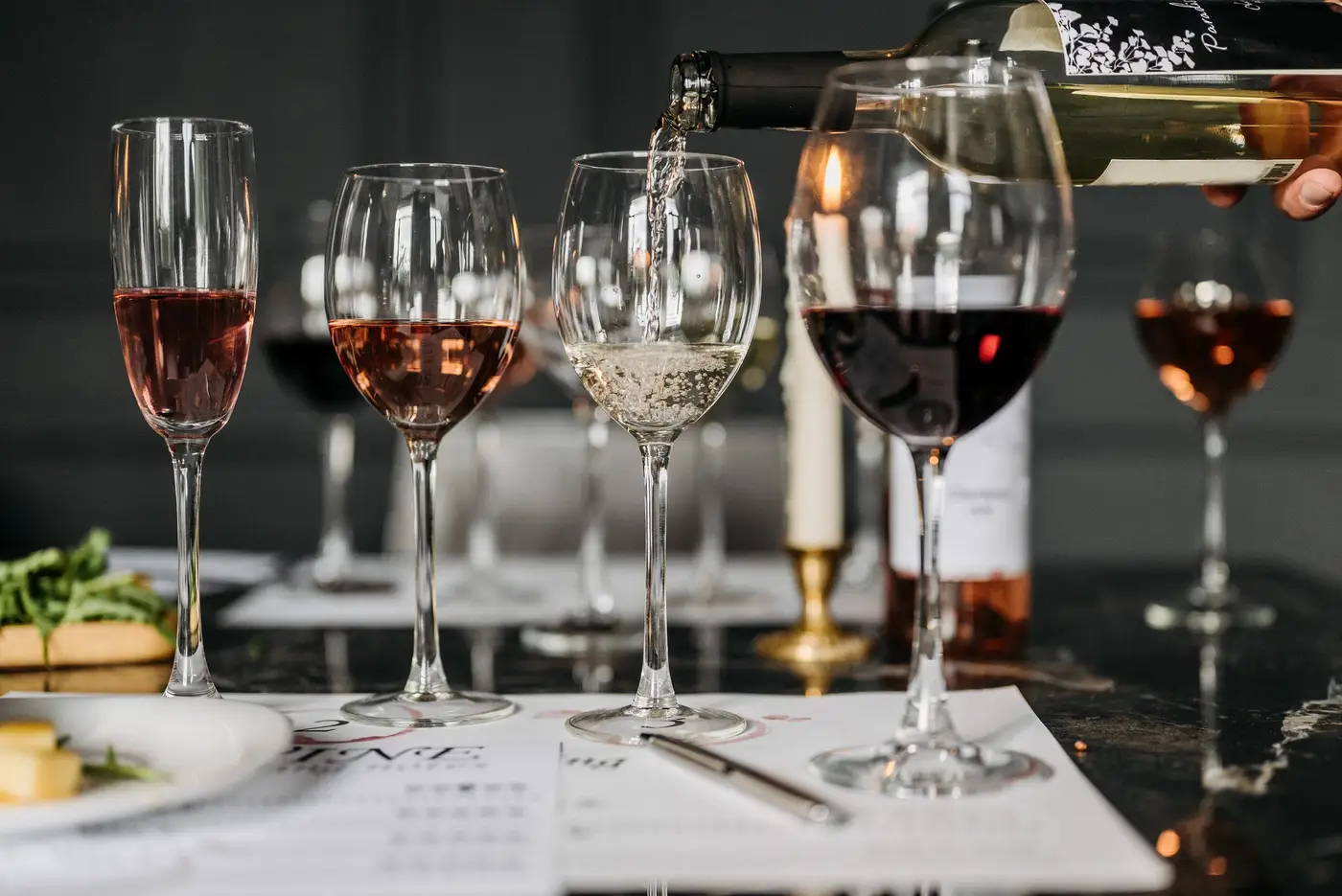 Copos de vinho tinto numa mesa de prova