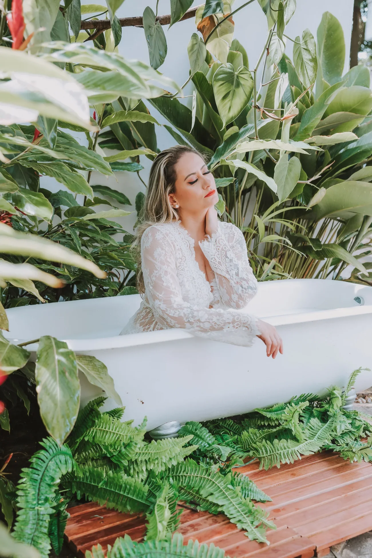 Mulher numa banheira rodeada de plantas