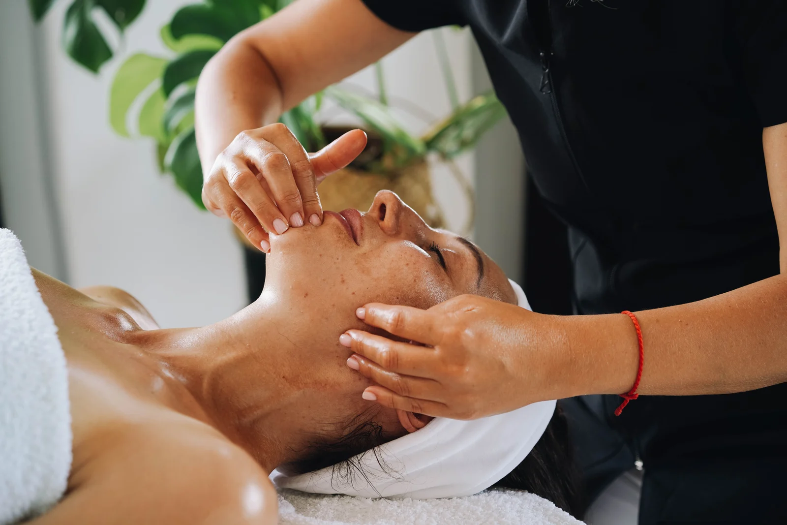Massagem facial numa marquesa