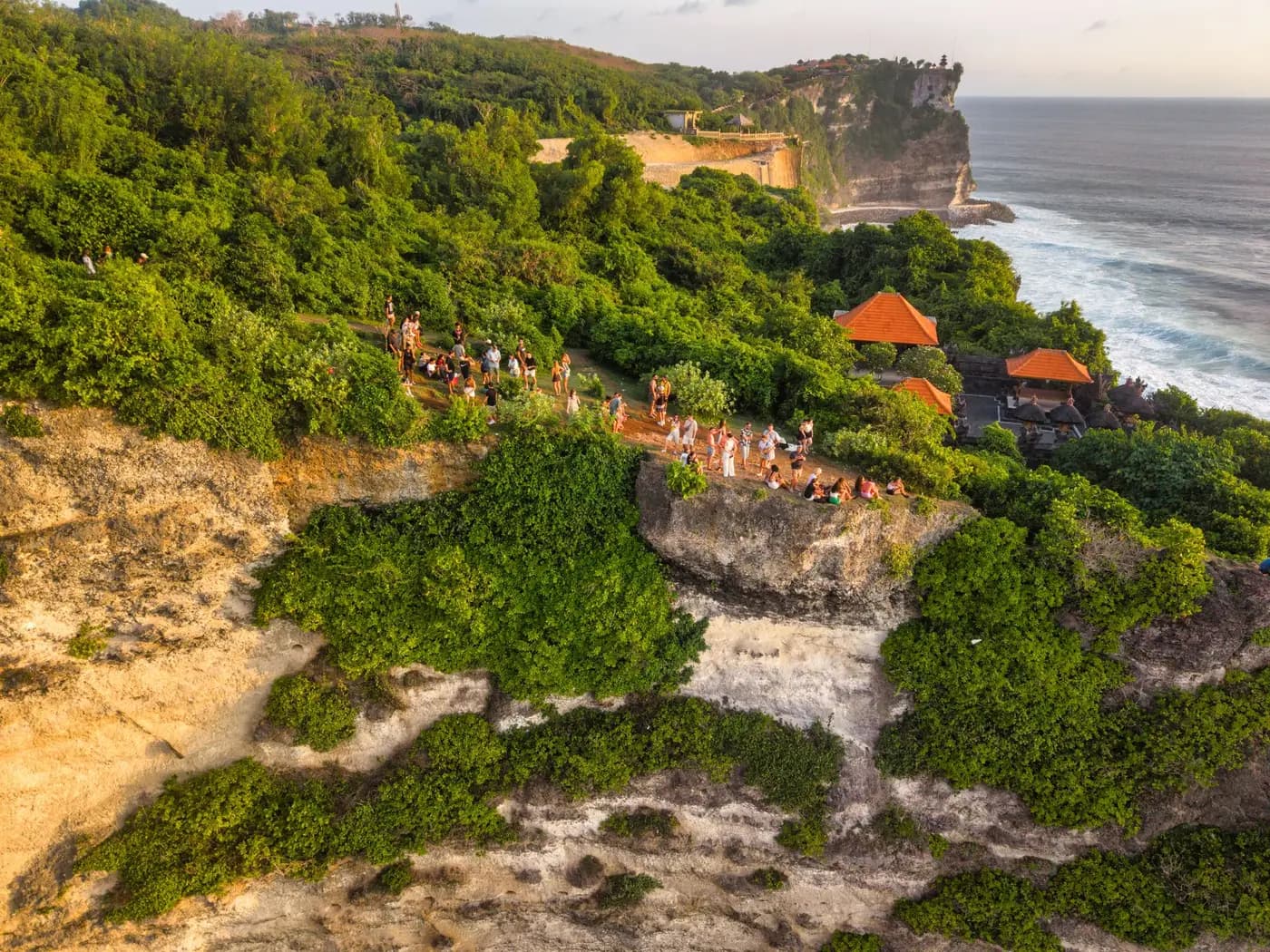 Falésia verde sobre o mar e uma praia